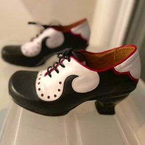 John Fluevog - Viv- Black&White - low healed leather lace-up